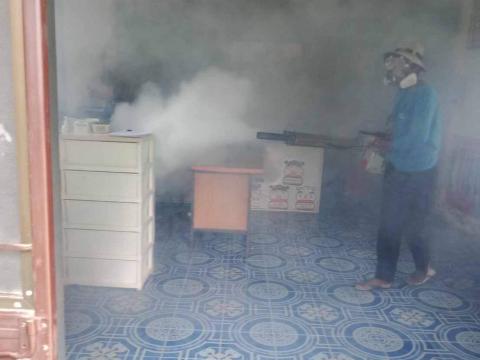 ภาพกิจกรรมพ่นหมอกควันเพื่อป้องกันโรคไข้เลือดออก ประจำปีงบประมาน พ.ศ. 2566