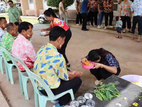 กิจกรรมรดน้ำดำหัวในวันสงกรานต์