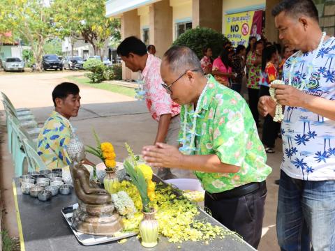 กิจกรรมรดน้ำดำหัวในวันสงกรานต์