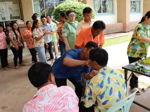 กิจกรรมรดน้ำดำหัวในวันสงกรานต์